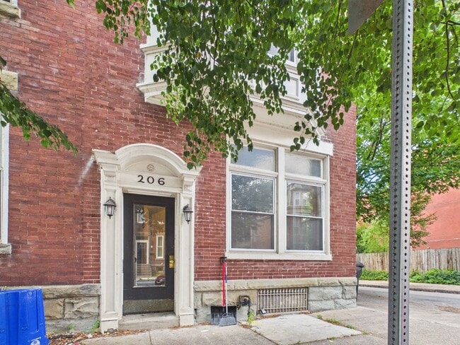 Building Photo - 206 Kelker St