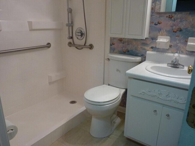main bath in hallway - 1414 Texas Pky