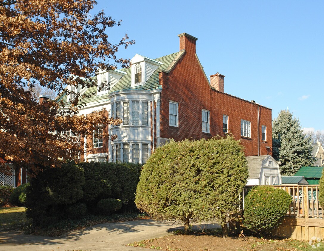 Building Photo - Parkview