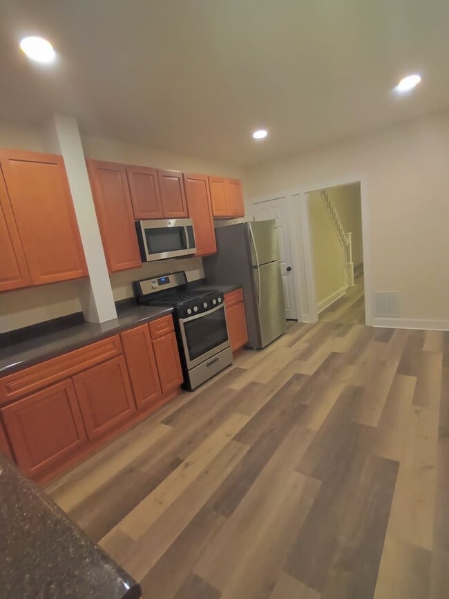 Building Photo - Spacious Newly Renovated West Philadelphia...