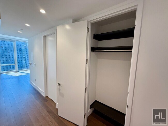 Foto del edificio - SUNNY NO FEE STUDIO IN THE LUXURY SUMMIT NYC