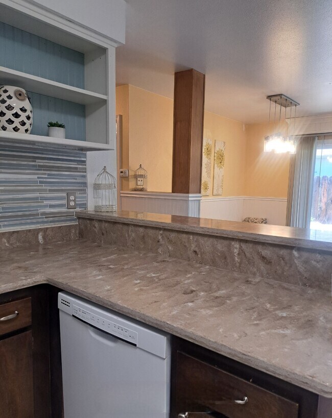 Building Photo - 940 E Lassen Ave