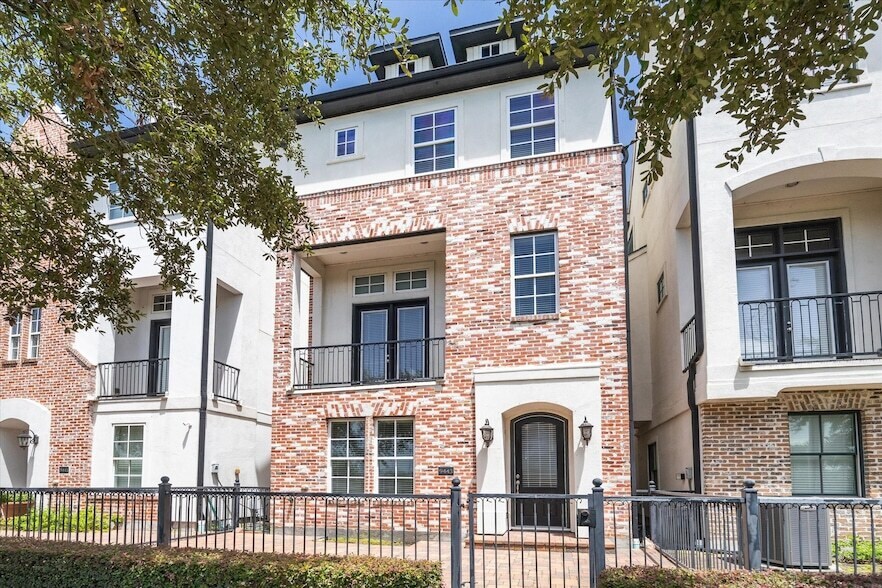 Foto principal - 9443 Fannin St