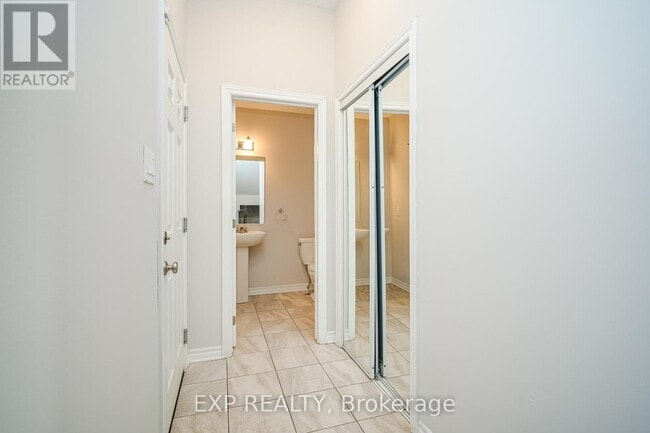Building Photo - 895 Stallion Cres