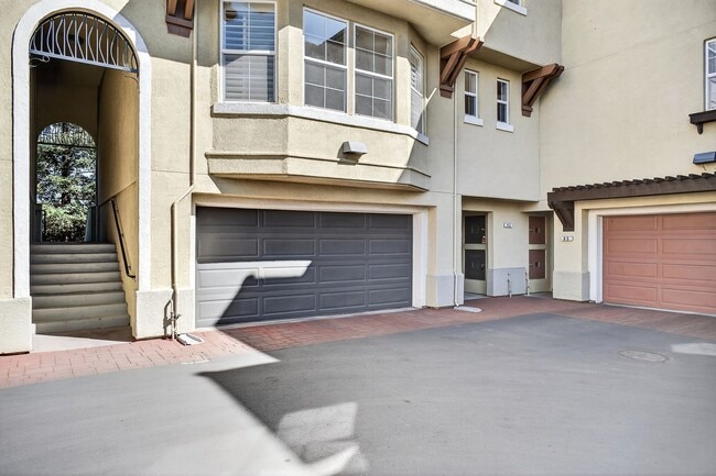 Building Photo - Beautiful Upgraded Townhome: 1,676 sqft, 2-Car Garage + Iron Horse Trail Access
