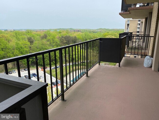 Foto del edificio - 6100 Westchester Park Dr