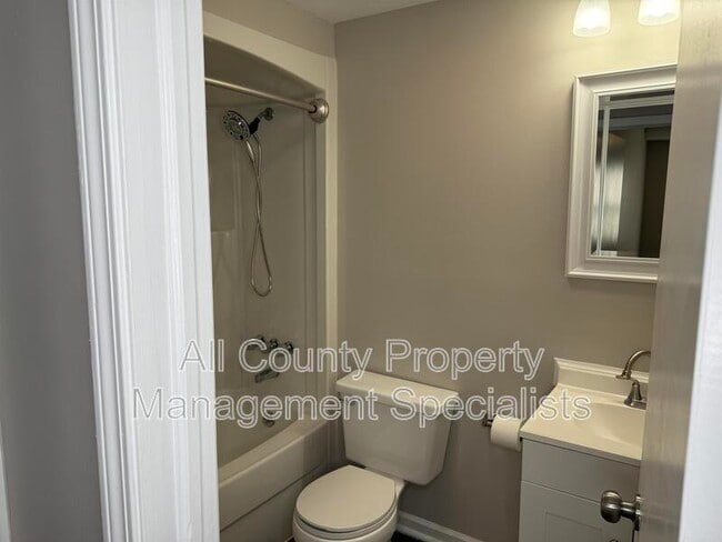 Building Photo - 2002 Greene St