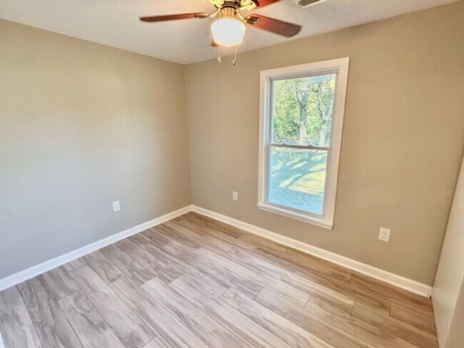 Foto del edificio - Fully Renovated 2 Bedroom Home in Prime Huntsville Location! AVAILABLE LATE JUNE!