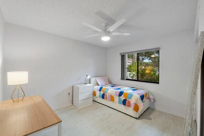 Foto del edificio - 6121 Pointe Regal Cir