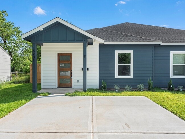 Building Photo - 5201 Kenilwood Dr