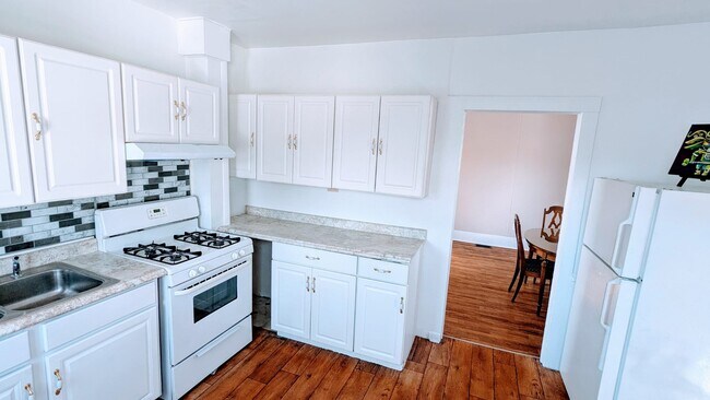 Kitchen - 609 College Ave