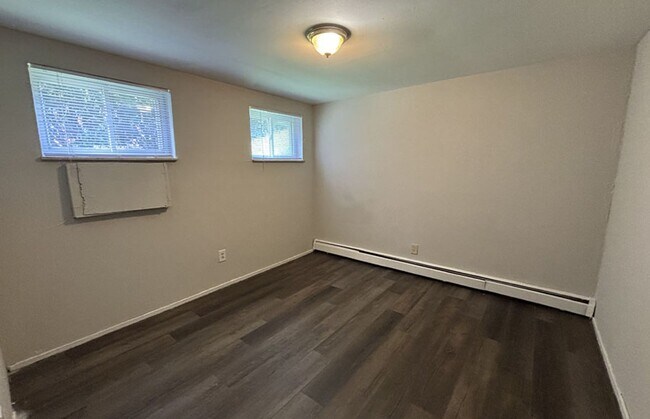 Foto del edificio - 3233 Whitfield Ave