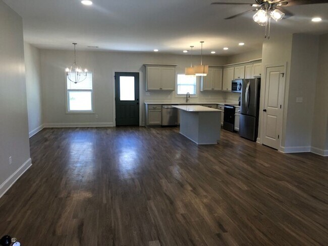 Building Photo - 319 Battlefield Dr