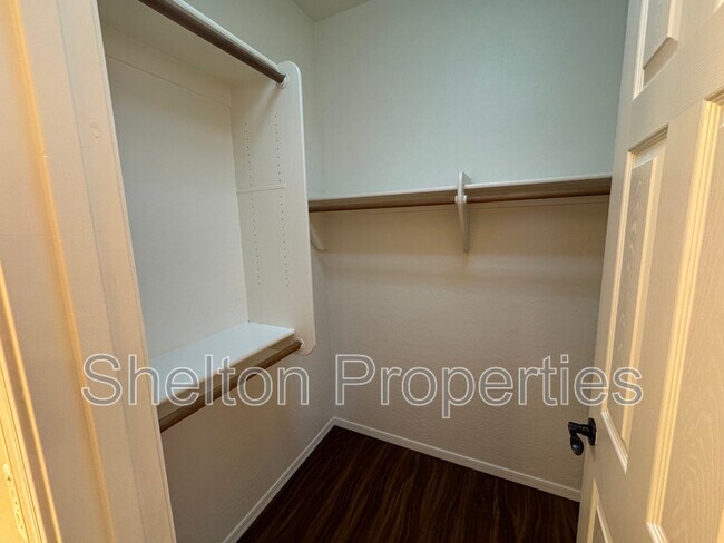 Foto del edificio - 12913 W Corrine Dr
