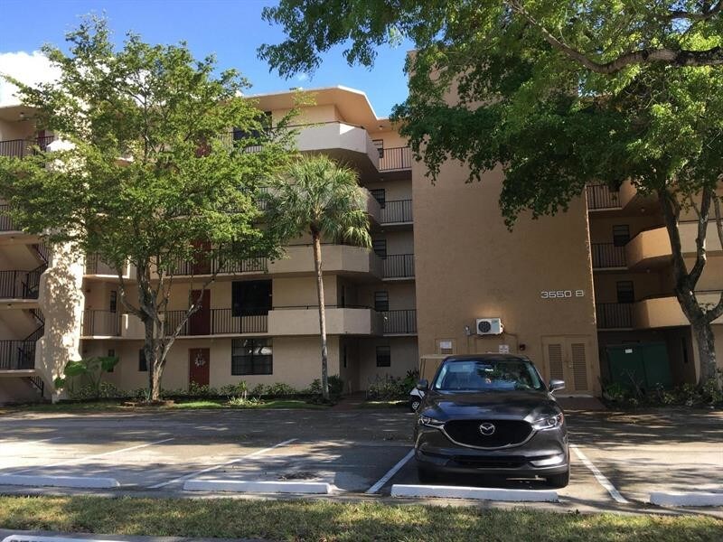 Foto principal - 3550 Blue Lake Dr