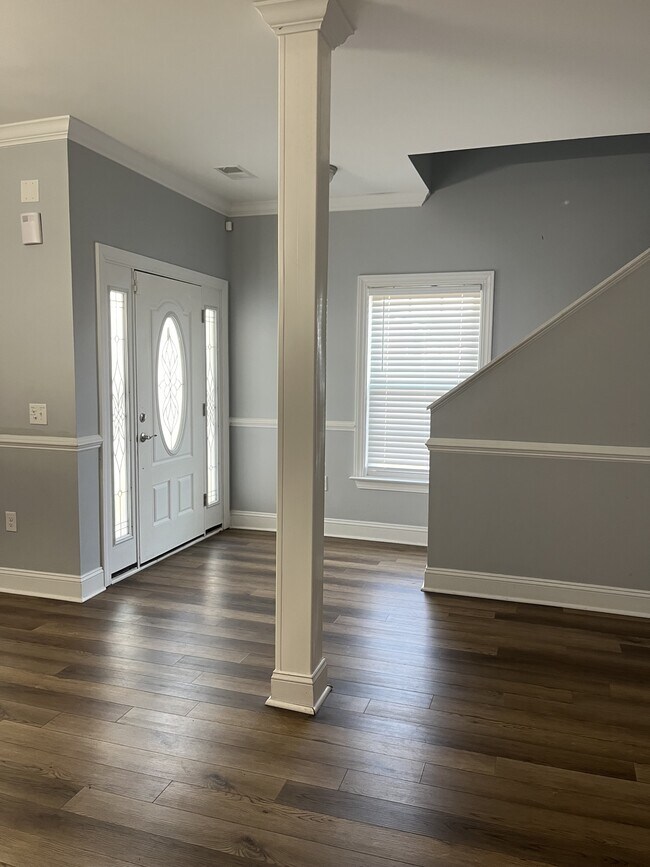 Building Photo - 2703 E Surrey Dr