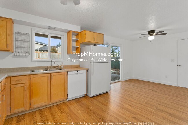 Building Photo - Classic Home In Gladstone W/ Huge Backyard!!