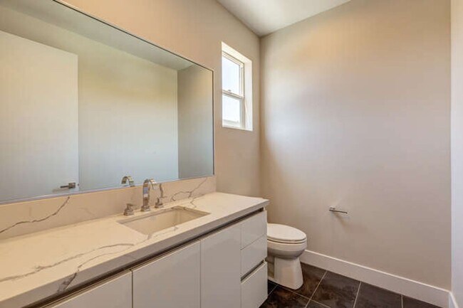 Building Photo - 5832 Tujunga Avenue
