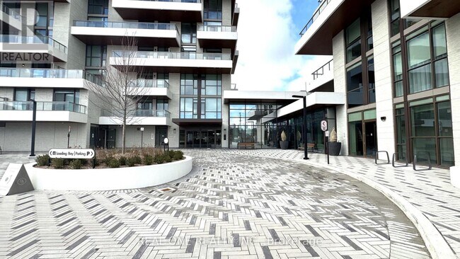 Photo du bâtiment - 397 Royal Orchard Blvd