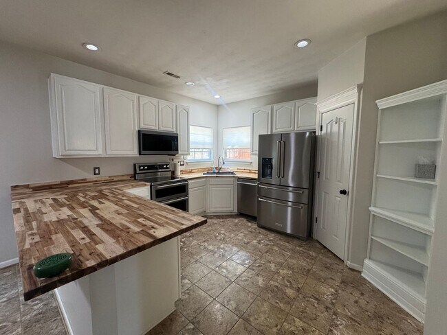 Foto del edificio - Beautifully Spacious Chesapeake Home