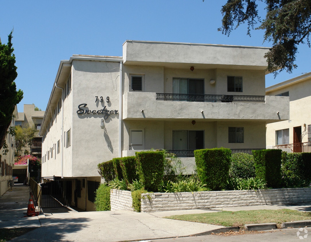 Building Photo - 739 N Sweetzer Ave