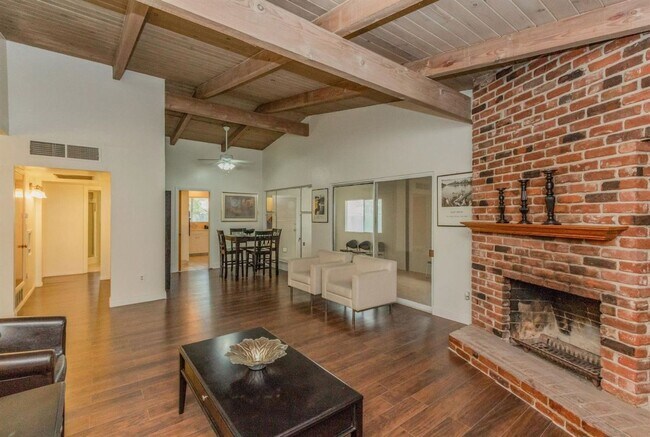 Foto del edificio - **PRICE DROP**3 bedroom / 3 bath with walk...