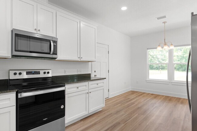 Foto del edificio - Spacious 3-Bedroom Home W/Office