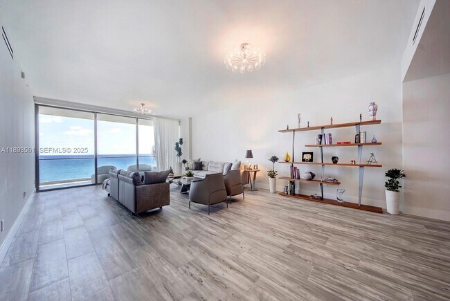 Foto del edificio - 10203 Collins Ave