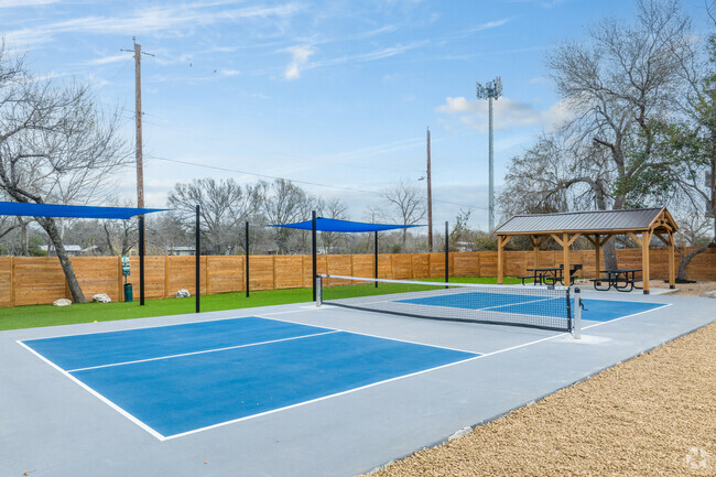 The Court Apartments - Cancha de pickleball - The Court Apartments