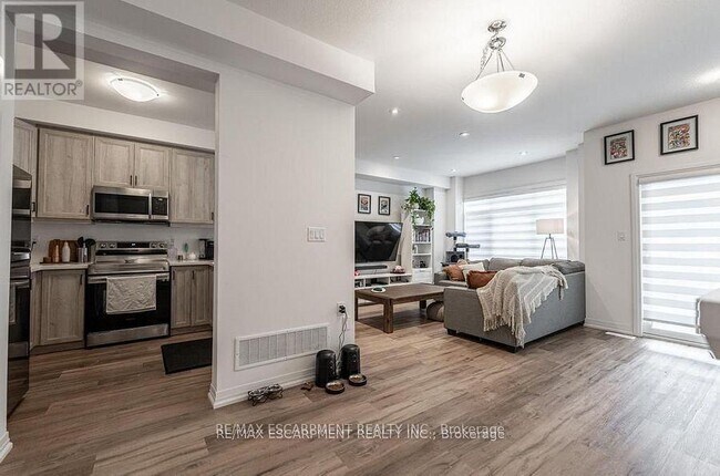 Photo du bâtiment - 461-461 Blackburn Dr