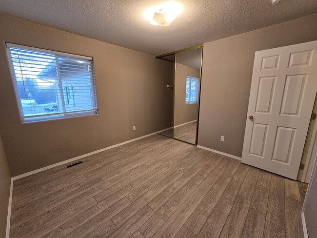 Building Photo - 907 Scenic Dr