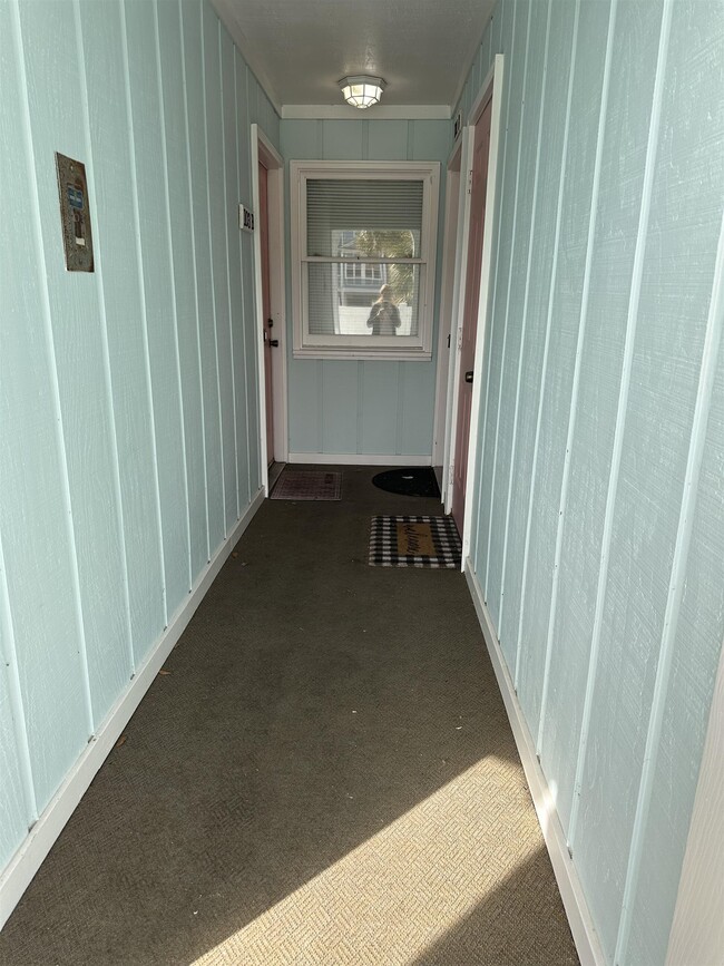 Building Photo - 420 Pine Ave