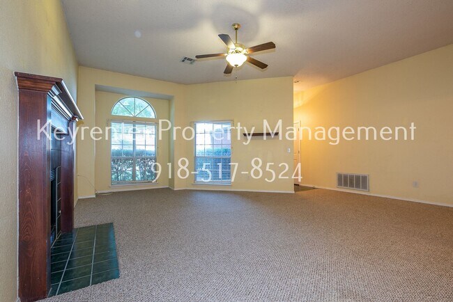 Foto del edificio - Charming 3 bedroom home with cozy fireplace and 2 car garage!! Price drop!