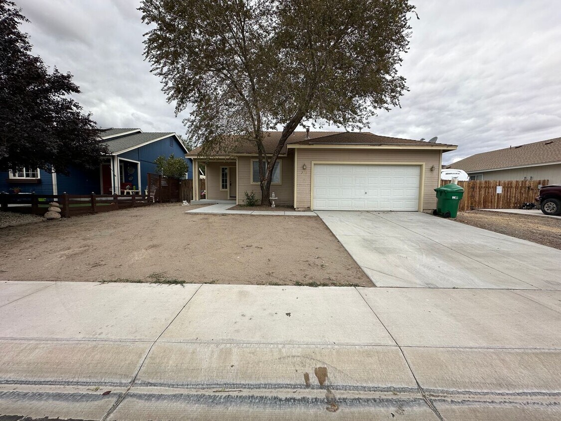 Foto principal - 3 bdr, 2 ba home for rent in Fernley