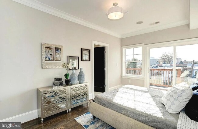 Photo - Top Floor, 2BR, 2BA with Den + Private Large Rooftop and Garage parking! A Must see!! House