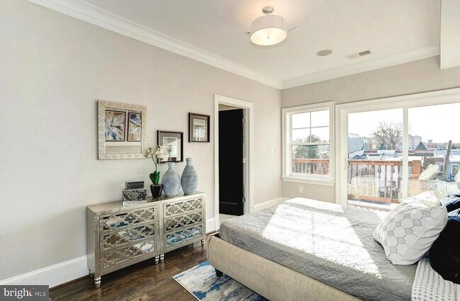 Foto del edificio - Top Floor, 2BR, 2BA with Den + Private Large Rooftop and Garage parking! A Must see!!