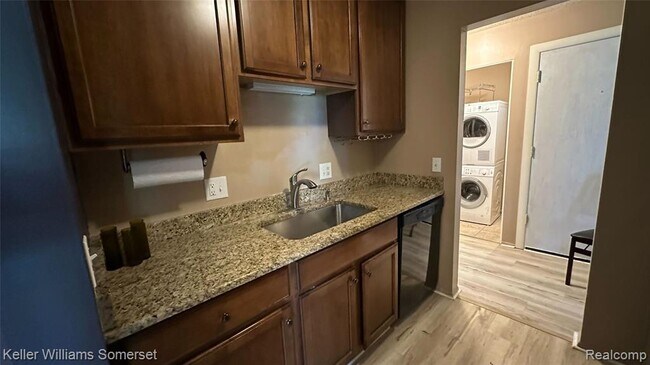 Foto del edificio - 685 E Fox Hills Dr