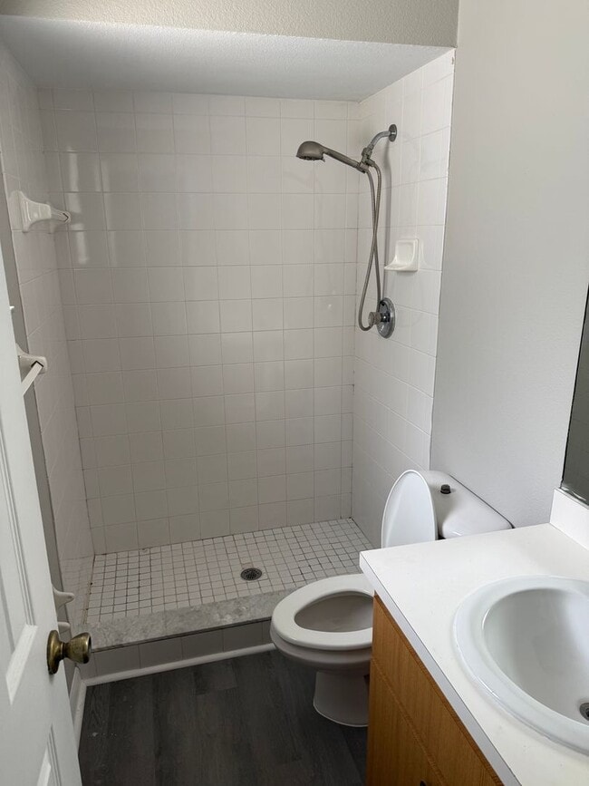 Building Photo - Recently Renovated - New flooring -  Fresh...