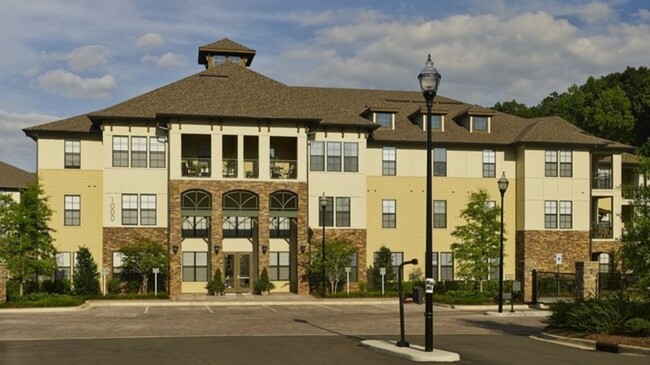 Building Photo - 801 Montclair Rd