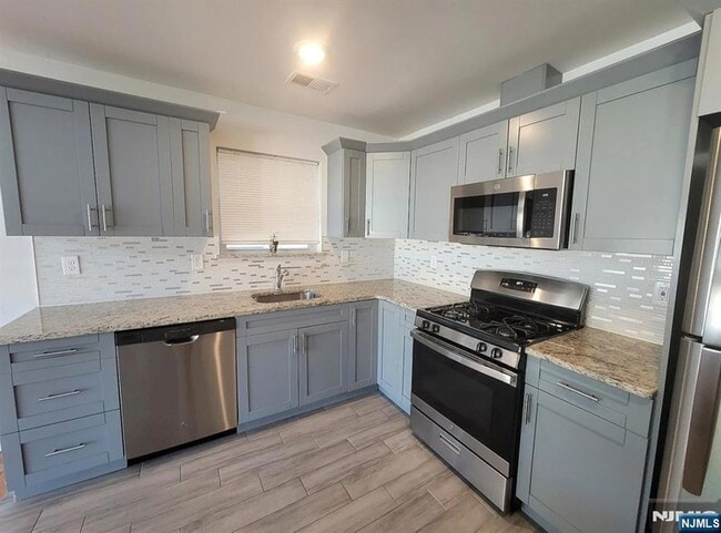 Foto del edificio - 129 Brookdale Ave