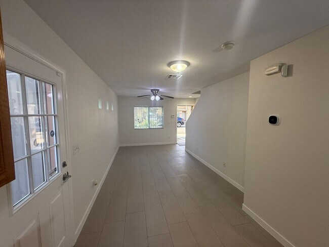Building Photo - Charming home located near Nellis Blvd & Lake Mead Blvd