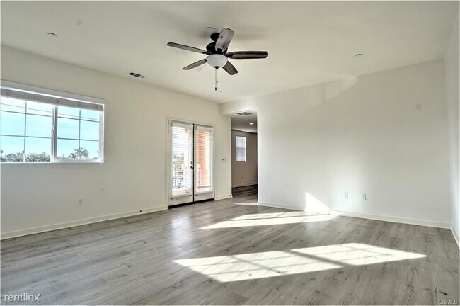 Foto del edificio - 5 br, 4 bath House - 22117 Normandie Ave