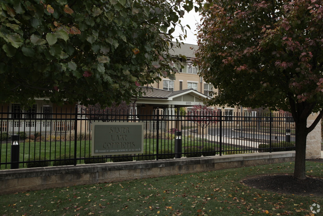Building Photo - Silver Lake Commons
