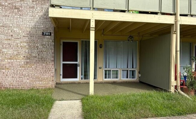 Foto del edificio - 7111 Donnell Pl