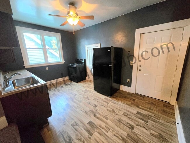 Building Photo - 405 61st St