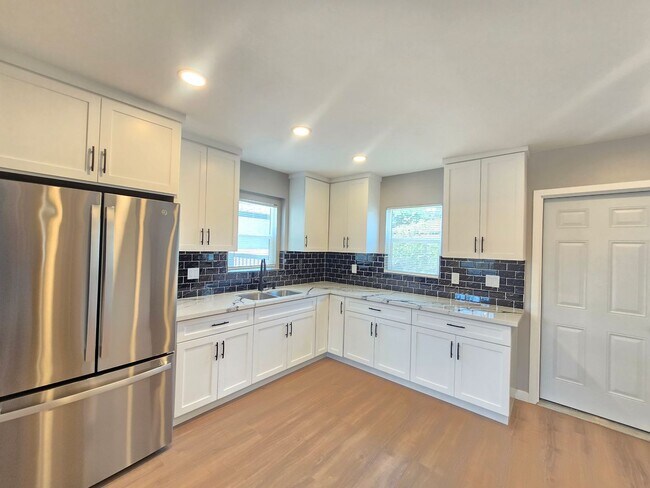 Building Photo - Fully Remodeled 4 Bedroom + 2.5 Bathroom Long Beach Home Near Houghton Park