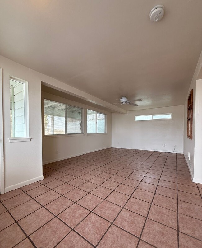Building Photo - 606 S Montezuma St