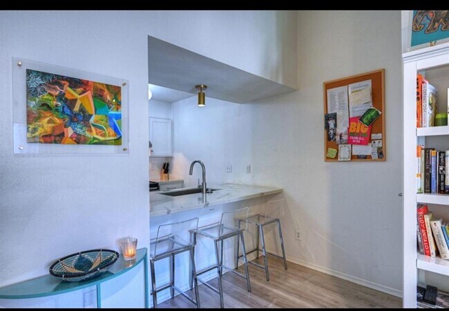 Foto del edificio - 7138 N Holiday Dr