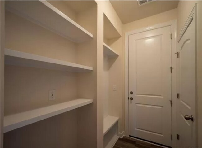 Building Photo - 5848 Clan MacLaine Dr