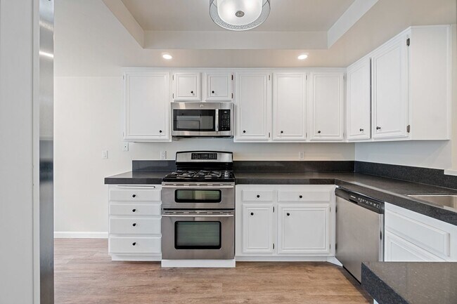 Foto del edificio - San Diego Desirable Del Cerro - APRIL FREE - 3 bed / 2 bath Attached Home w Garage, Patio, and A/C